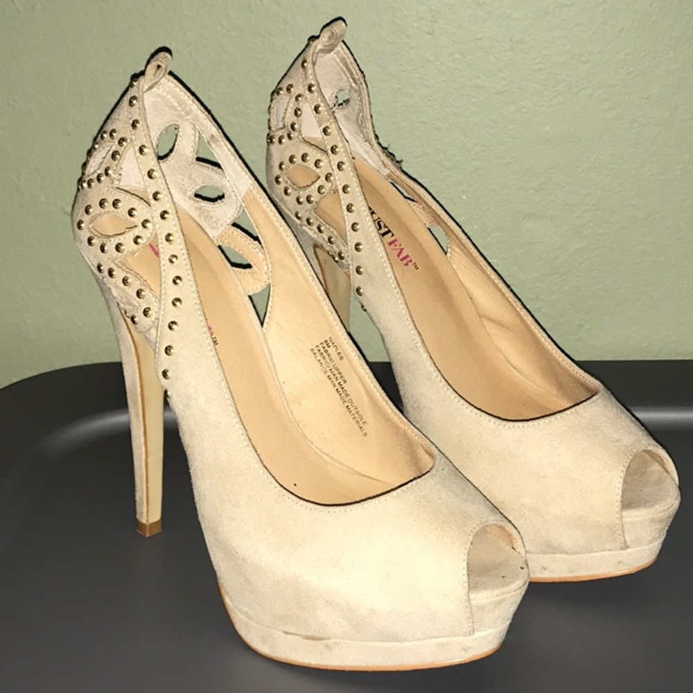 Nude pumps!